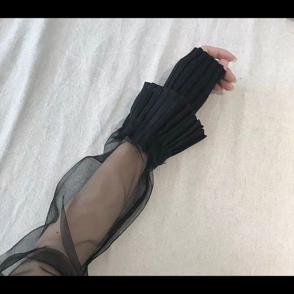 Black top with lace sleeves - Picture 8 of 8